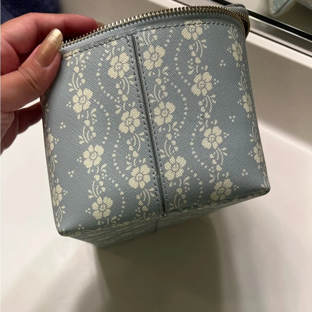 Neely and Chloe X Julia Berolzheimer Large Posy Vanity Case Blue Floral white